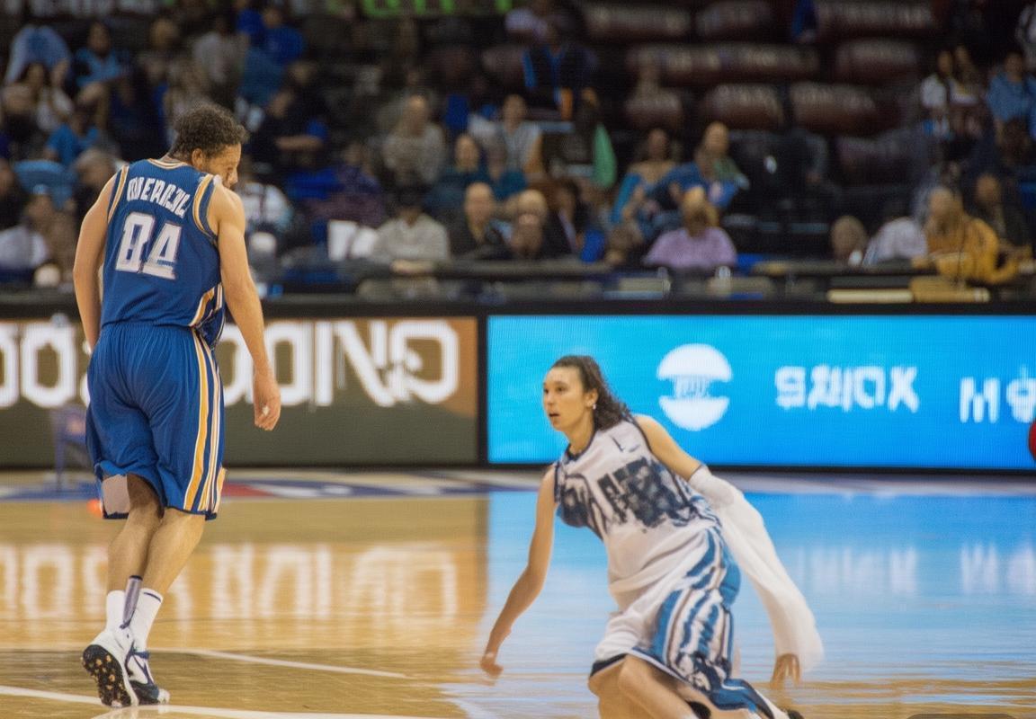 公牛vs雄鹿NBA季后赛经典对决分析：关键时刻、球员表现与战术运用